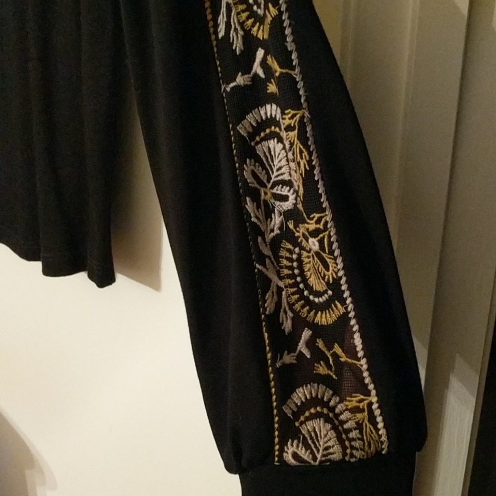 Detailed Top - Picture 3 of 4